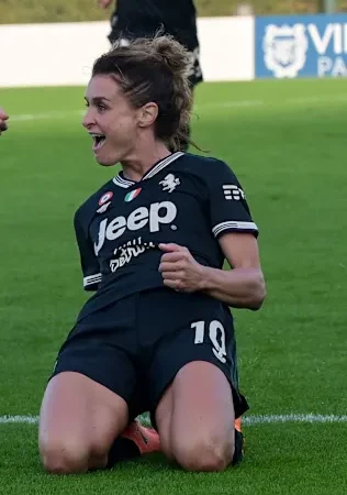 斑马内尔在拉齐奥的比赛中取得了最后的胜利